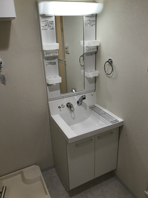 洗面設備　明るい洗面所です