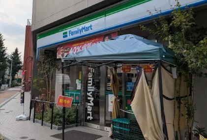 コンビニ　ファミリーマート 王子本町一丁目店（コンビニ）まで65m