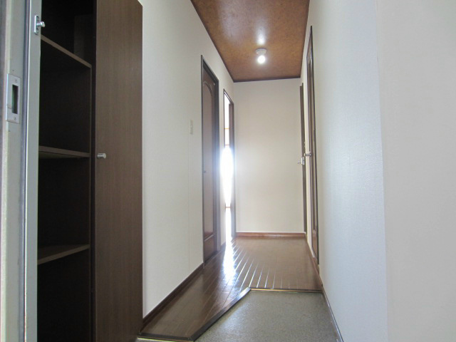 玄関　＊他室の写真です。