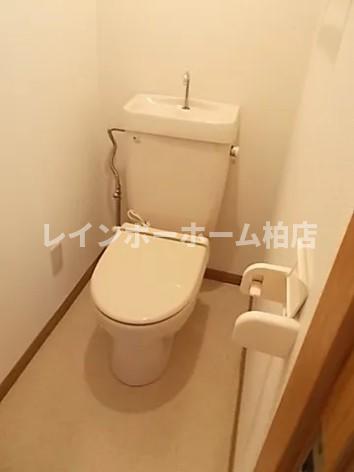 トイレ　温水洗浄便座です