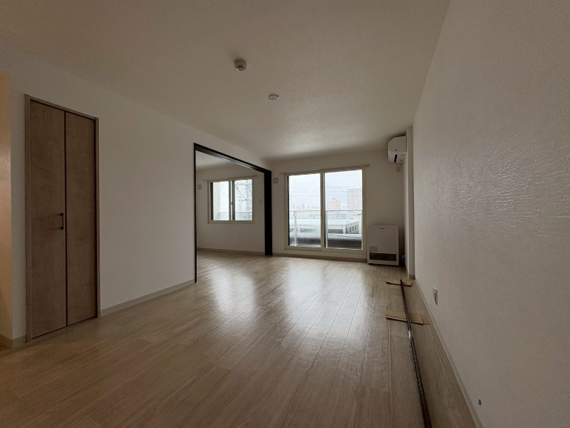 居室・リビング　木目のフローリングは落ち着きのある印象のお部屋になりますね。