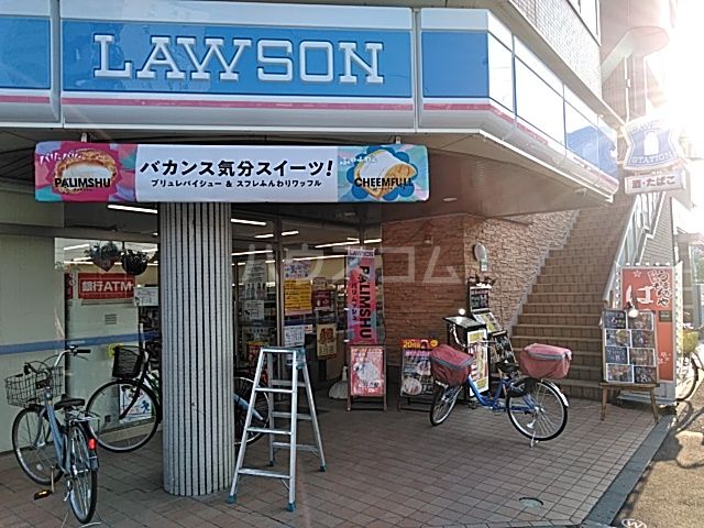 コンビニ　ローソン 足立六町駅前店（コンビニ）まで575m