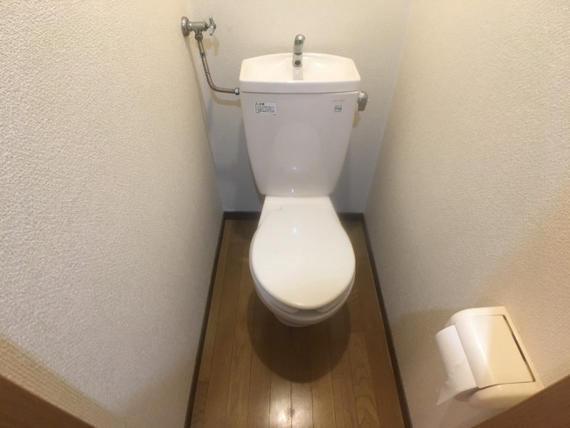 トイレ　こちらはトイレです。清潔感があり、安心して使用できます。
