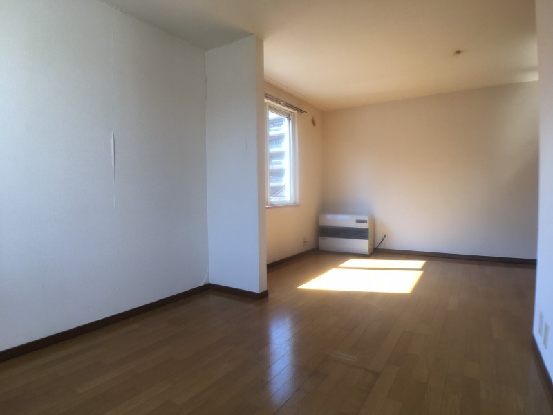 その他部屋・スペース　寝室はこちらです。光が差し込む、温かみのあるお部屋です。