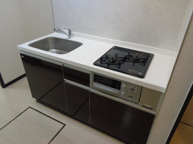 キッチン　グリル付き二口コンロのシステムキッチン完備♪