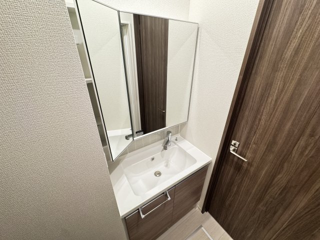 洗面設備　明るい洗面所です