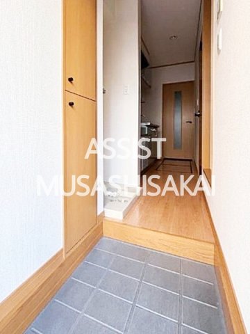 玄関　写真：設備同仕様の別物件です