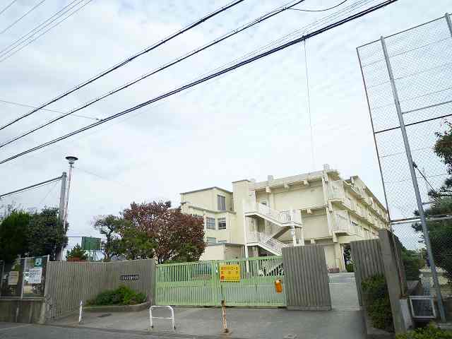 中学校　宝塚市立安倉中学校（中学校）まで1605m