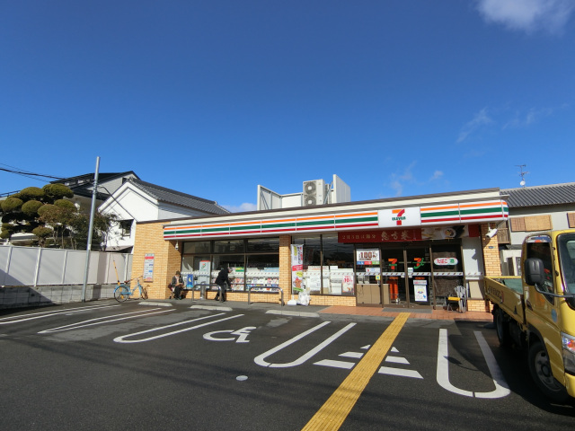 コンビニ　セブンイレブン茨木中穂積2丁目店（コンビニ）まで12m