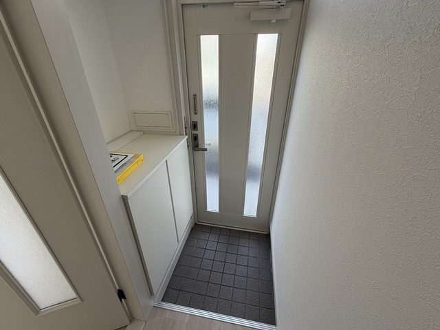 玄関　※別の棟の参考写真です。