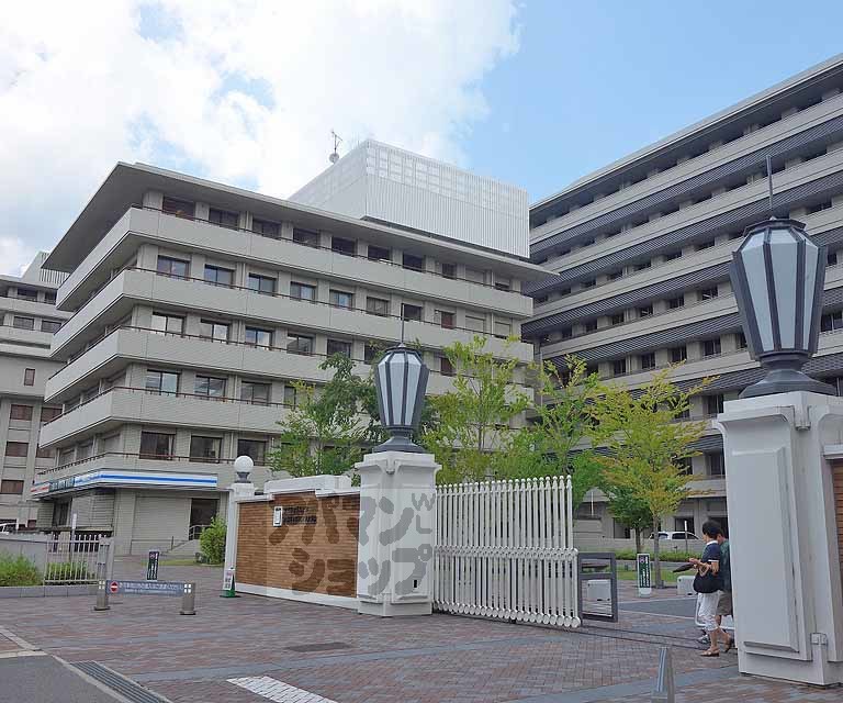 病院　京都府立医科大学附属病院（病院）まで335m