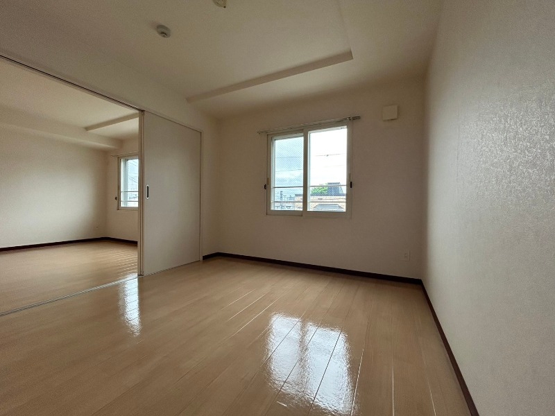 その他部屋・スペース　寝室はこちらです。光が差し込む、温かみのあるお部屋です。