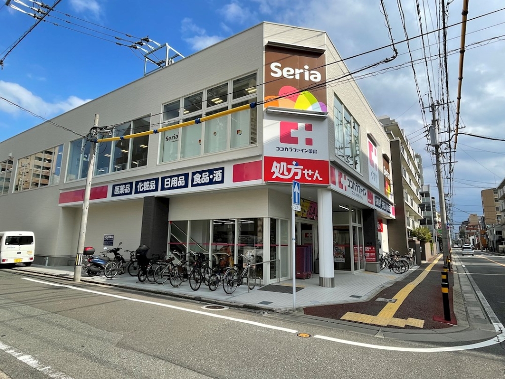 ドラックストア　ココカラファイン薬局 福岡白金店（ドラッグストア）まで496m