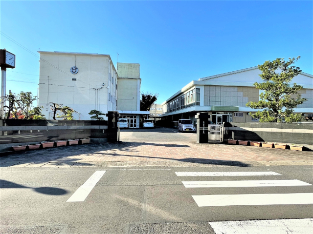 中学校　小牧市立北里中学校（中学校）まで2001m