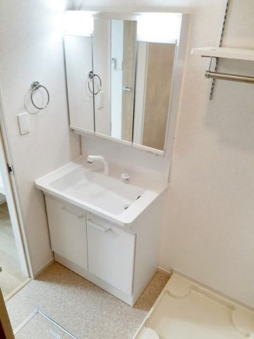 洗面設備　明るい洗面所です
