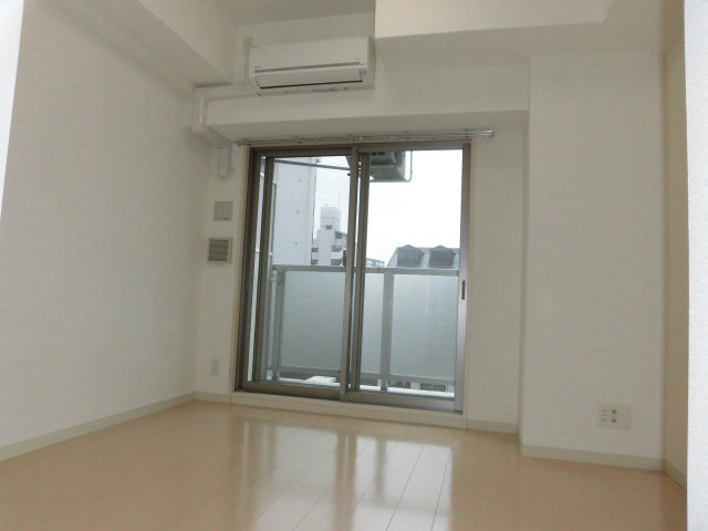 居室・リビング　日差しが差し込む明るいお部屋です