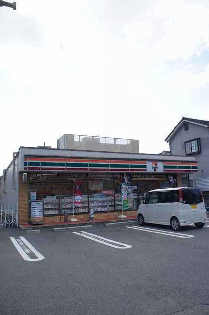 コンビニ　セブンイレブン店（コンビニ）まで657m