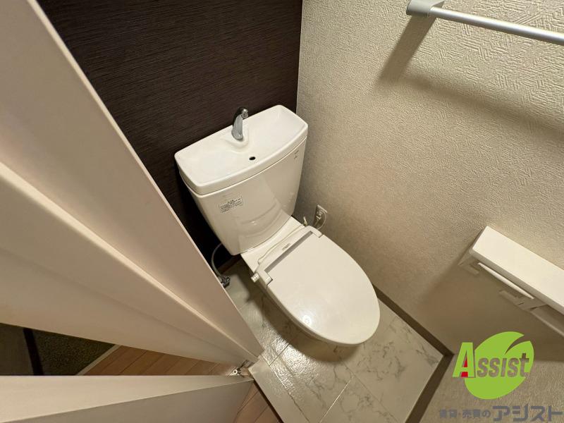 トイレ　トイレです。タオル掛けもついて便利ですね。