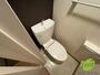 トイレ　トイレです。タオル掛けもついて便利ですね。