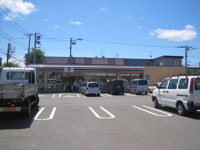 コンビニ　セブンイレブン月寒東5条店（コンビニ）まで323m