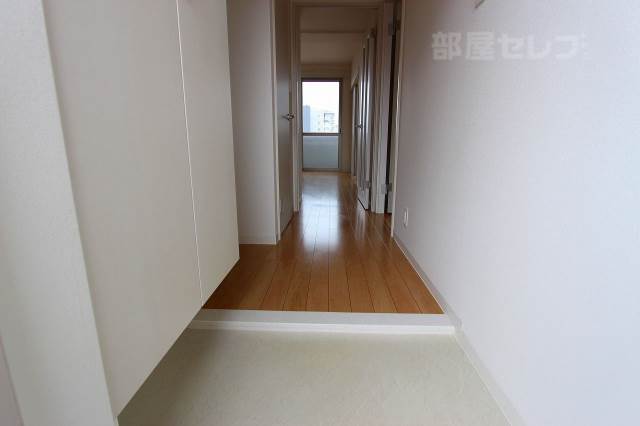 玄関　寝室もゆったりと使えますよ。