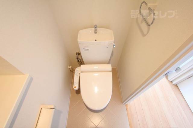トイレ　ウォシュレット付きのお手洗い