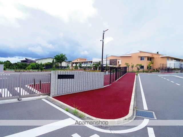 中学校　高根中学校（中学校）まで716m