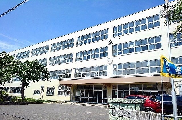中学校　札幌市立新琴似北中学校（中学校）まで300m