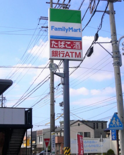 コンビニ　ファミリーマート（コンビニ）まで409m