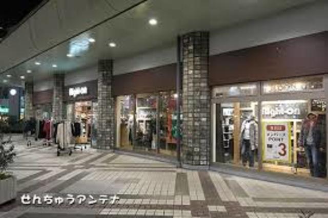 ショッピングセンター　ライトオン千里セルシー店（ショッピングセンター）まで994m