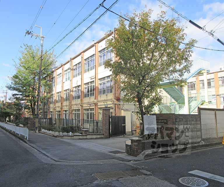 中学校　深草中学校（中学校）まで671m