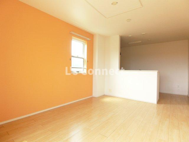 居室・リビング　角部屋で２面に窓があります。