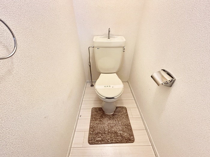 トイレ　画像の家具小物家電は付いていません。
