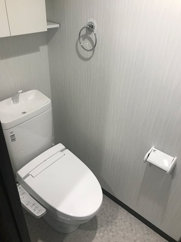 トイレ　棚ありシャワートイレ