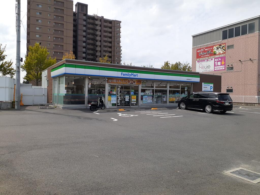 コンビニ　ファミリーマート南草津駅西口店（コンビニ）まで648m