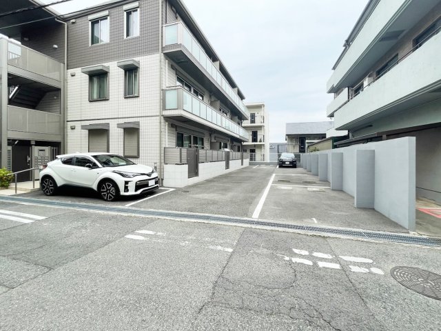駐車場　駐車場があるので、車を買う予定の方も安心です