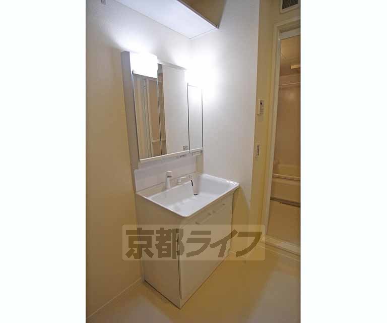 洗面設備　綺麗な洗面台です。
