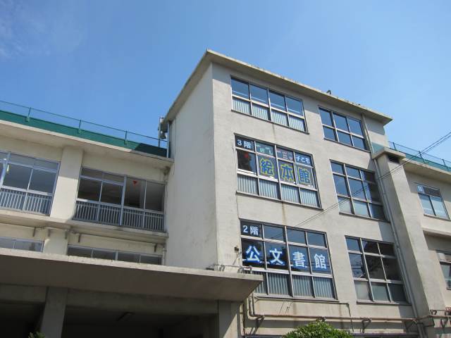 図書館　板橋区立いたばしボローニャ子ども絵本館（図書館）まで134m