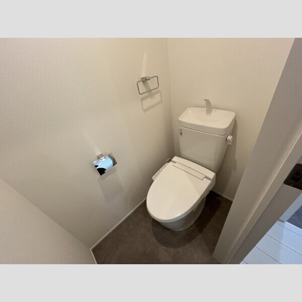 地下鉄名港線 六番町駅 徒歩8分 3階建 築1年のトイレ写真