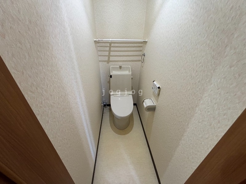 トイレ　嬉しい温水洗浄便座付きのトイレです。