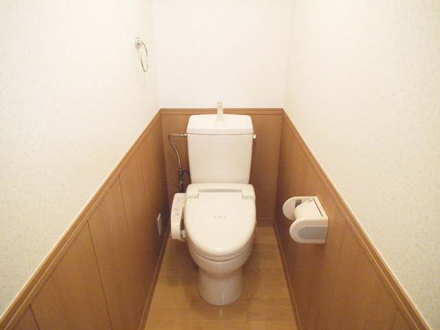 トイレ　温水洗浄機能付きと広々としたトイレです