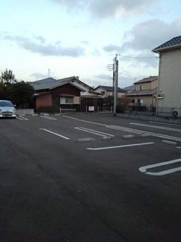 駐車場　駐車場があるので、車を買う予定の方も安心です