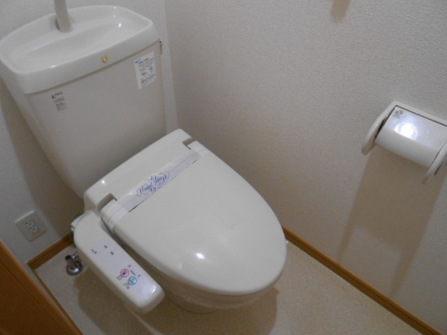 トイレ　温水洗浄便座完備・小物収納棚有り