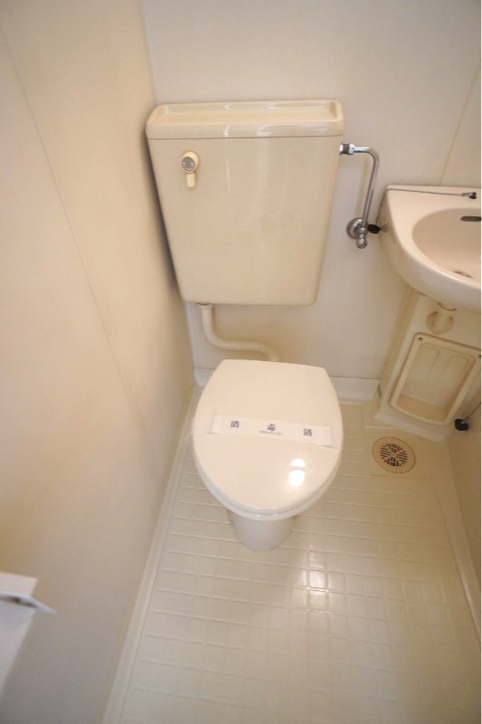 東武伊勢崎線 竹ノ塚駅 徒歩11分 4階建 築35年のトイレ写真