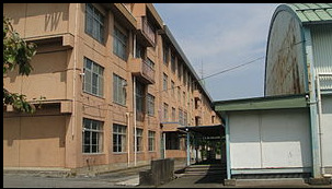 中学校　八王子市立由木中学校（中学校）まで447m