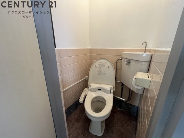 トイレ　温水洗浄便座付きのトイレです♪