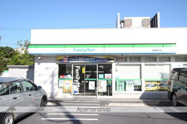 コンビニ　ファミリーマート（コンビニ）まで332m