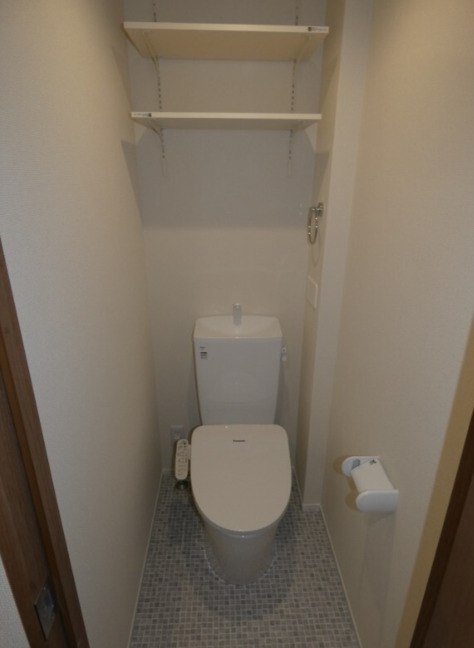 東急田園都市線 駒沢大学駅 徒歩9分 3階建 築1年のトイレ写真