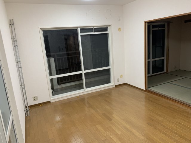 居室・リビング　床色が落ち着いた色合いで綺麗です♪