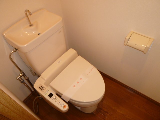 トイレ　落ち着いた色調のトイレです